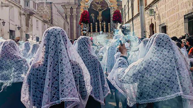 Arequipa inicia el mes morado con emotiva procesión del Señor de los Milagros
