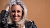 ¿Por qué a las personas jóvenes les salen canas? Estas son las razones