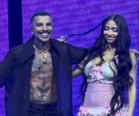 Coqueta y encendiendo más rumores de romance: Paloma Mami apareció de sorpresa en show de Rauw Alejandro