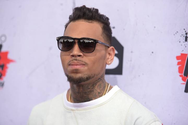 Chris Brown podrá regresar a Estados Unidos bajo estrictas condiciones mientras espera su juicio por agresión en Londres
