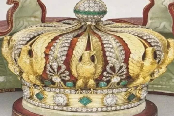 Cuáles son las ocho joyas del Tesoro de Francia robadas del Louvre: la corona de Eugenia (recuperada), la diadema de perlas, el broche relicario, zafiros y esmeraldas: " Un tesoro de valor incalculabl