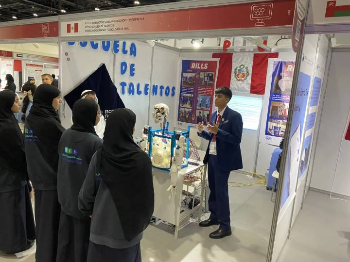 Escolares crean robot de apoyo a personas sordomudas y lo exhiben en los Emiratos Árabes