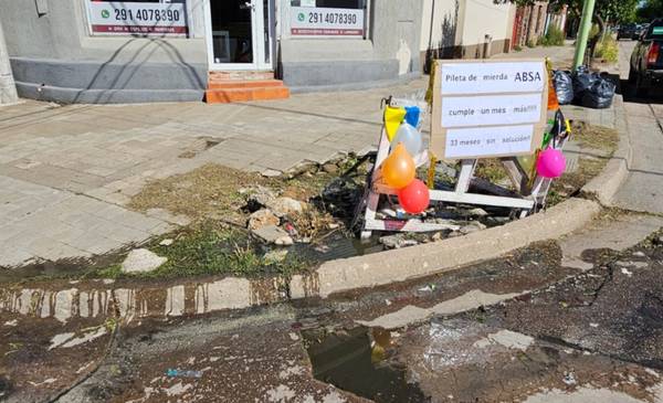 Irónica protesta de vecinos del barrio Noroeste por una pérdida cloacal