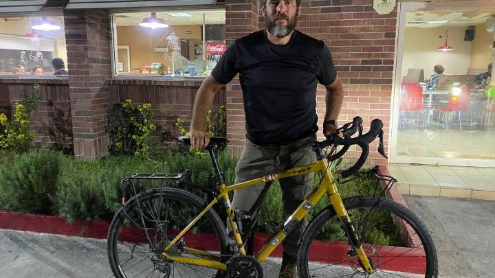 Álvaro Varela viaja desde Victoria, Canadá hasta Monterrey en bicicleta