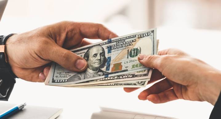 Dólar cae a mínimo de cinco años, ¿repuntará en octubre?