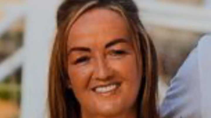 Mujer murió electrocutada en Irlanda al usar su celular en la bañera