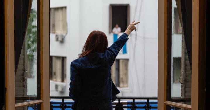 Cristina Kirchner recibió a una multitud este domingo de elecciones: conclave peronista en Constitución