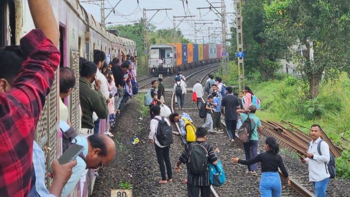 Mumbai: Locomotive failure disrupts train services on Neral