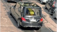 Con aplausos y cantos: salió el cortejo con los restos de Russo