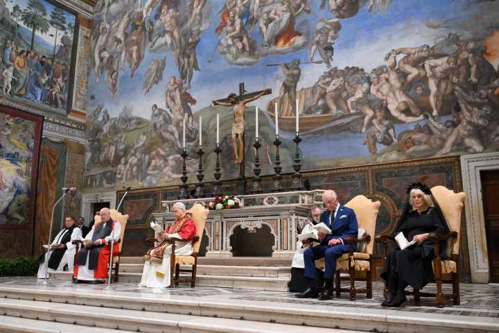 Exhibe Capilla Sixtina tapices de Rafael por visita de Carlos III