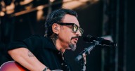 Acústico y con temas de Lucybell: la primera presentación de Claudio Valenzuela tras el adiós de la banda