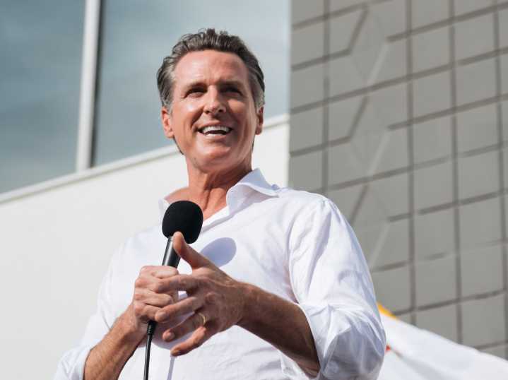 El gobernador Gavin Newsome, aspirante a la presidencia, se enfrenta a Trump a diario