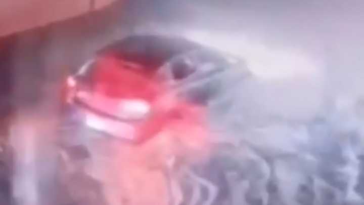 Hombre en Carro Sobrevive al ser Arrastrado por Corriente en La Estanzuela, Monterrey