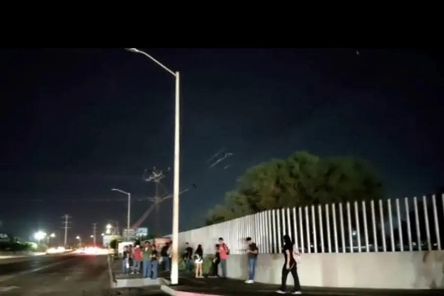 VIDEO: estudiantes de la UABCS exigen mayor iluminación en paradas y pasillos