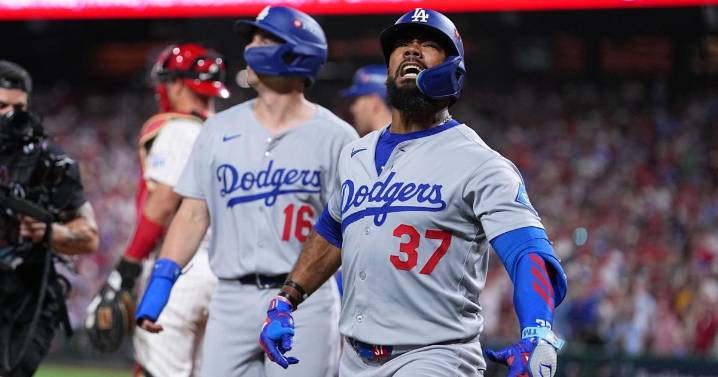 Hernández's homer lifts Dodgers over Phillies in NLDS opener