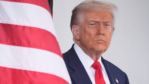 Ejército de Estados Unidos ataca otro bote al que acusa de llevar drogas cerca de Venezuela y mata a 6, dice Donald Trump