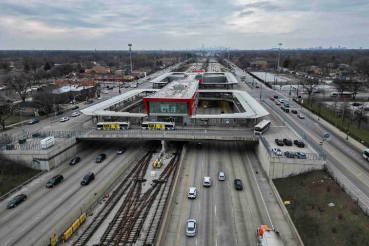 Trump pauses $2.1B for Chicago infrastructure projects, leveraging shutdown to pressure Democrats