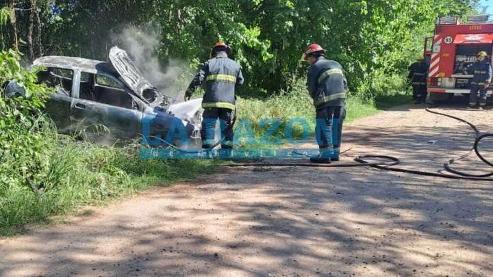 Vuelco e incendio total de un automóvil en calle 544