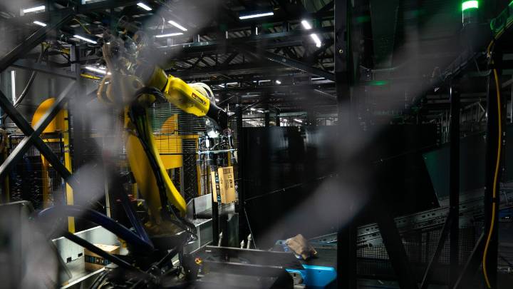 'Job destroyer': Amazon's radical measure to replace more than half a million human workers with robots