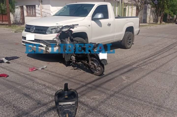 Barrio Primera Junta: El conductor de una camioneta chocó a un motociclista: terminó lesionado
