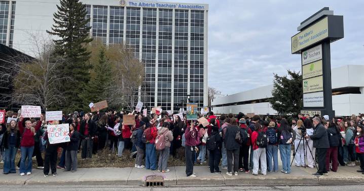Alberta students walk out of class in support of teachers