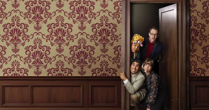 Review: Dallas Theater Center’s ‘Noises Off’ is pure comedy of pantomimed flubs, foul