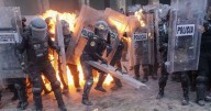 Encapuchados atacan a policías durante marcha por matanza de Tlatelolco