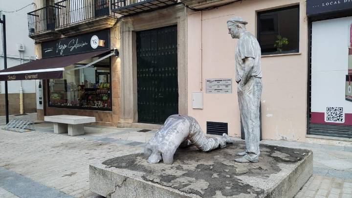 Antonio Morán plantea dejar su escultura donde está, en la plaza de Ansano de Plasencia