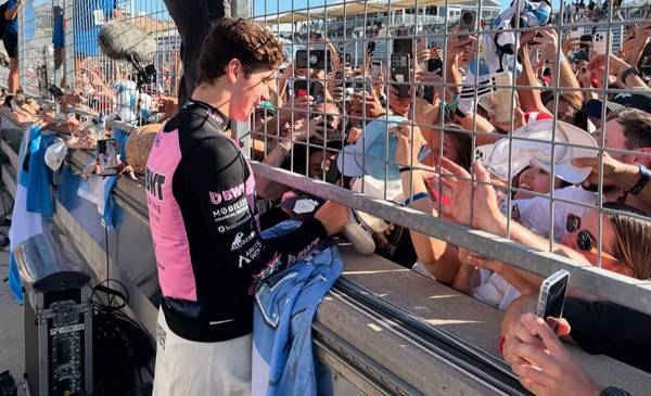 Colgado del alambrado: el encuentro de Colapinto con sus fans en Austin