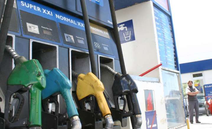 El Gobierno prorrogó por un mes la suba del impuesto a los combustibles