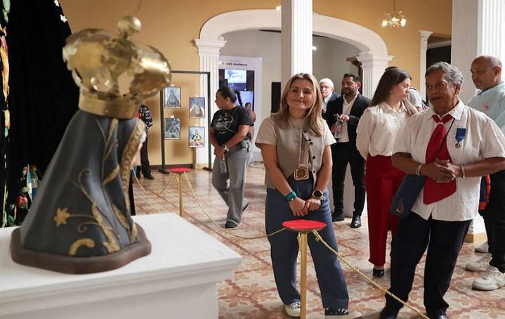 Alcaldesa Dina Castillo inauguró la exposición "Luz y Socorro, la Fe de un pueblo" en el CAVAM 21 de octubre de 2025 | Carabobo “Con esta exposición rendimos honor a nuestros nuevos santos", exaltó la