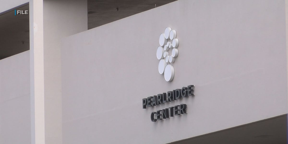 2 charged in alleged robbery at Pearlridge parking lot