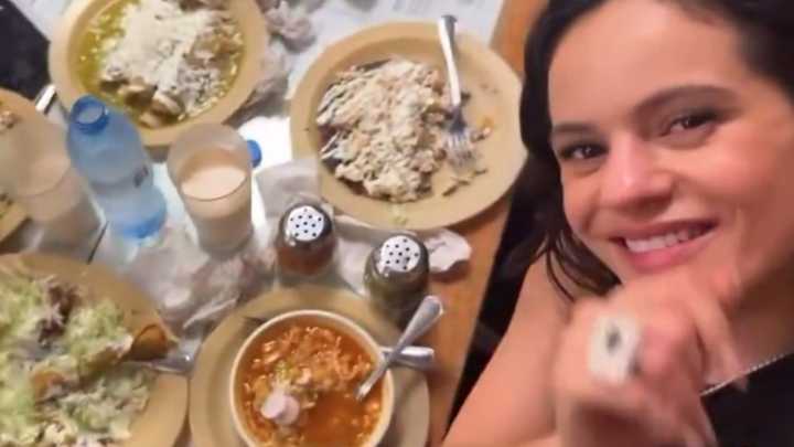 Rosalía Cena en Famoso Resutarante de la CDMX; Prueba Pozole, Flautas y Agua de Horchata