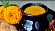 Disfruta la temporada por Día de Muertos con un delicioso atole de cempasúchil