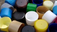 Transformá las tapitas plásticas en estas hermosas macetitas para suculentas que son ideales para souvenir o decorar