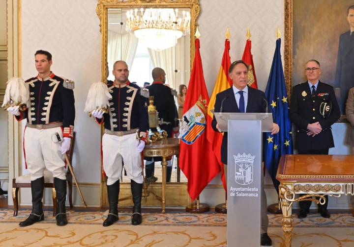 La vistosa escolta policial de Salamanca que «da lustre» a la ciudad con «elegancia y rigor»