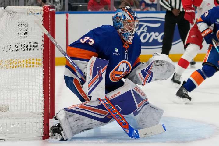 Islanders beat Red Wings 7-2, Heineman scores twice