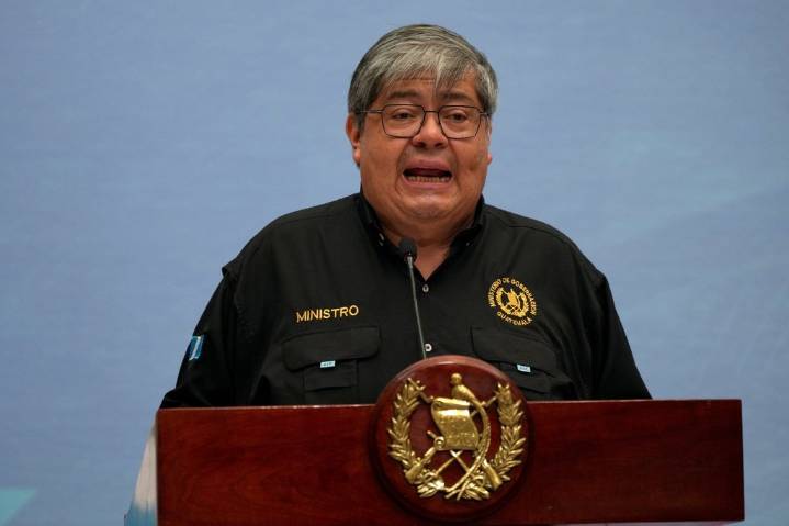 Guatemala’s president accepts resignations of top security officials after gang escape