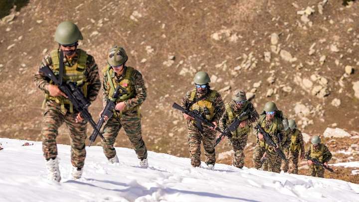 Pak violates ceasefire in J&K's Lipa valley, opens fire on Army posts