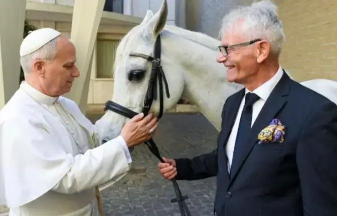 Regalan al Papa León XIV un caballo purasangre árabe llamado ‘Proton’