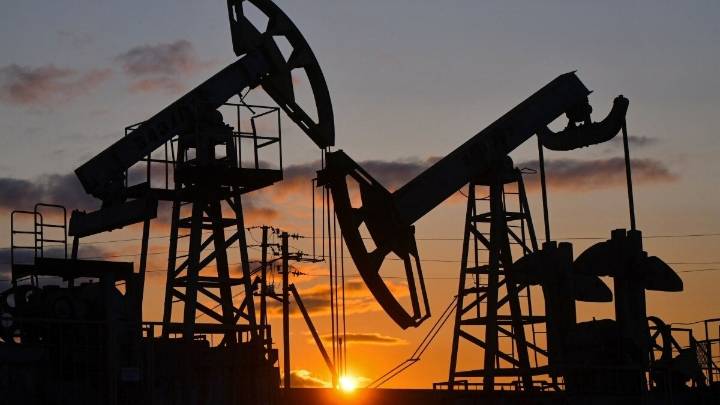 India may sharply cut Russian oil purchases to avoid sanctions: Report