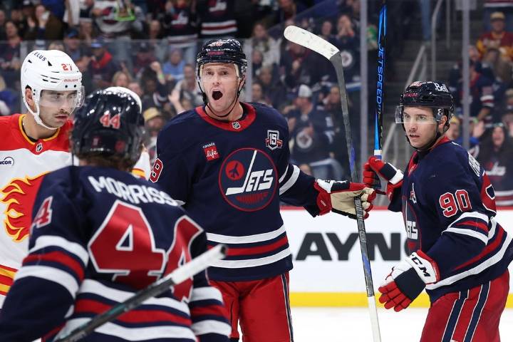 Deadspin | Now with hometown Jets, Jonathan Toews faces Chicago for first time