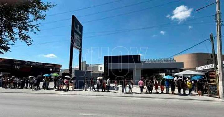 Negocio en Reynosa regalan boneless y redes critican a clientes por hacer fila