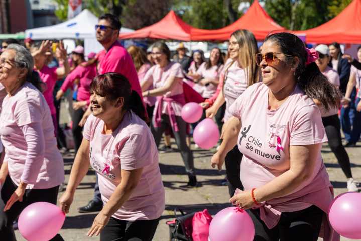 Ñuble se moviliza contra el cáncer de mama con masiva Zumbatón.