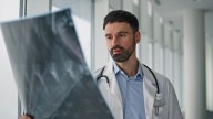 Un nuevo estudio identifica un elemento clave contra la osteoporosis: evitaría las fracturas de huesos