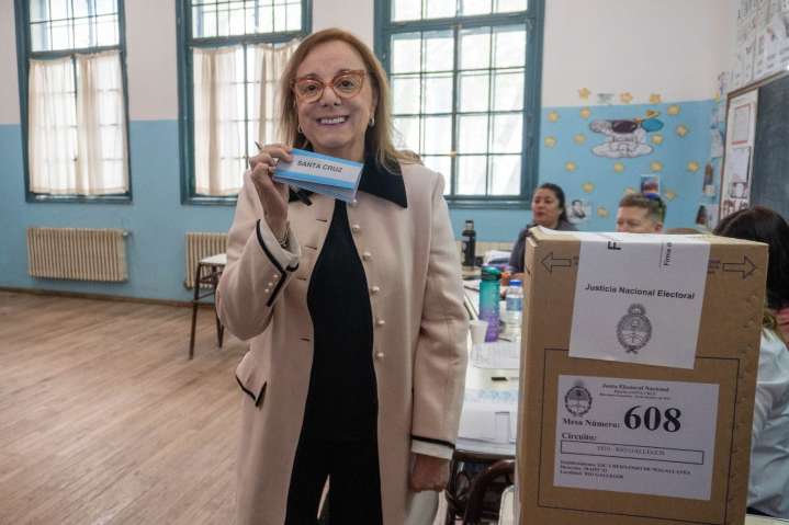 Alicia Kirchner votó en Río Gallegos y recordó a Néstor a 15 años de su fallecimiento