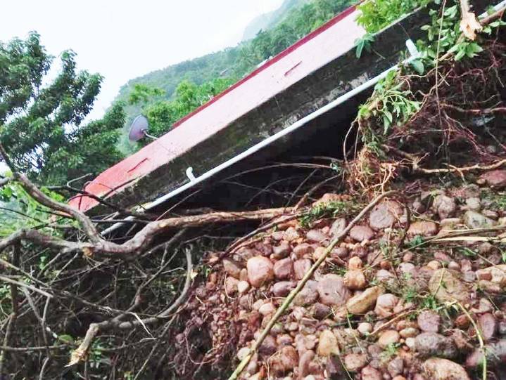 Cerro sepultó vivienda en Santiago Ixcuintla