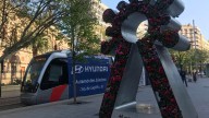 La huelga del tranvía durante el Día del Pilar trastoca los planes de muchos zaragozanos: "Yo ya no voy a la Ofrenda"