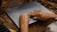 La ONG Prisioners Defenders denuncia el uso de presos cubanos para la fabricación de puros por más de 14 horas al día