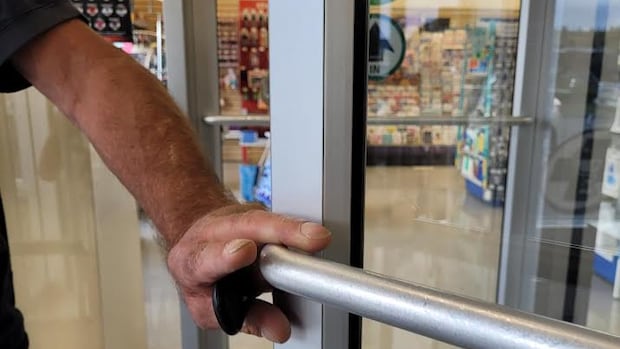 Nipigon Ont., woman says only pharmacy in town is inaccessible and calls for change